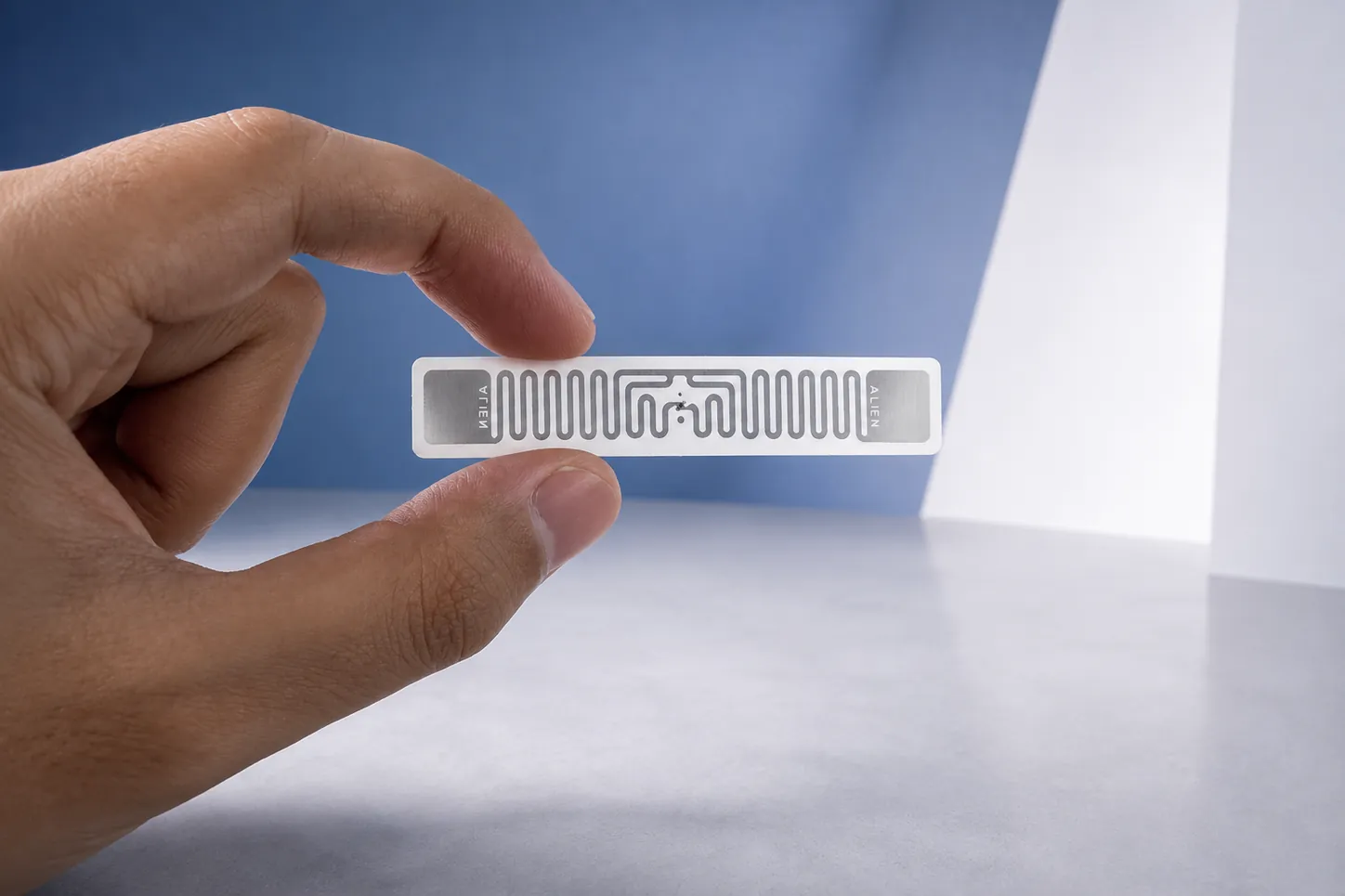Etiqueta RFID MagicTag entre os dedos